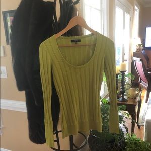 Feminine sleeved slimming top.